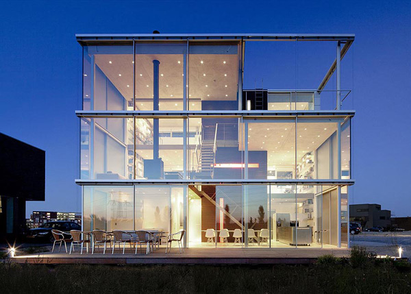 Transparent home made almost entirely of glass, see through