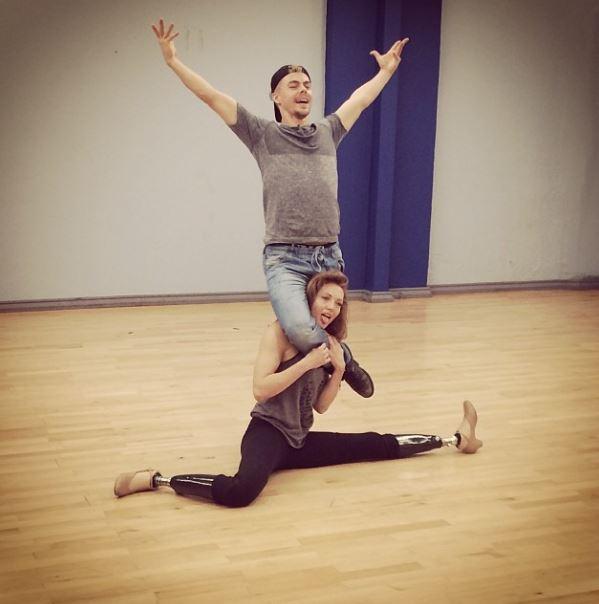 amy purdy lifts dancing with the stars partner derek hough 