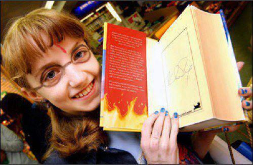 evanna lynch young fan of harry potter at book signing