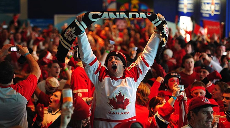canadian hockey fans sing us national anthem when mic fails