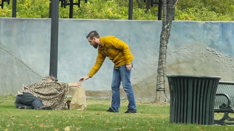 Man giving out free Olive Garden pasta to homeless