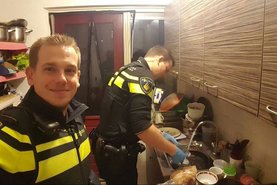 policemen-make-dinner-for-kids