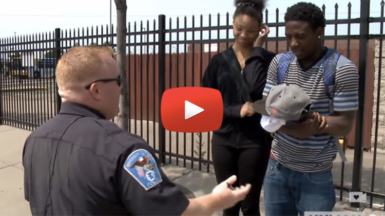 Cop handing out gift cards to people on streets