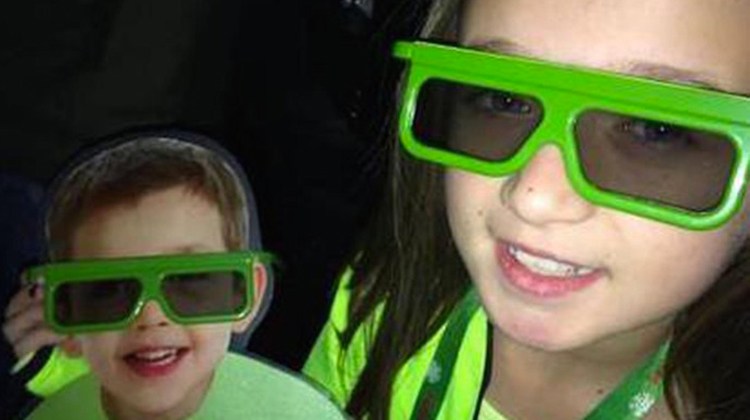 girl in green movie glasses