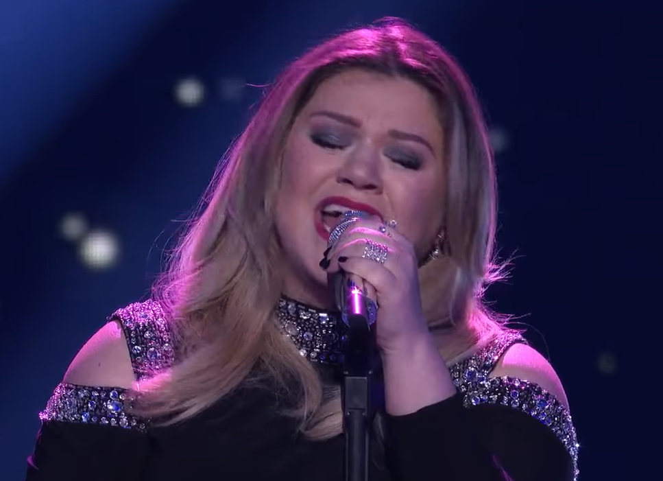 Kelly Clarkson Sings 