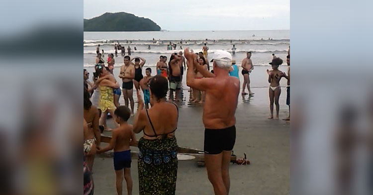 brazil beach clapping