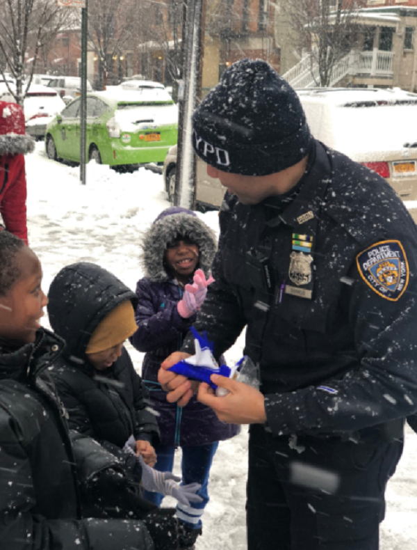 NYPD Have Snowball Fight & Buy Children Warm Gloves - InspireMore