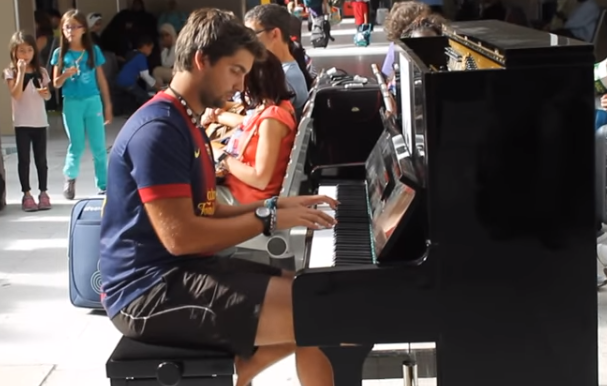 Two strangers at a Parisian train station joined forces on the piano to entertain a crowd of onlookers, and it makes you feel good just watching it!