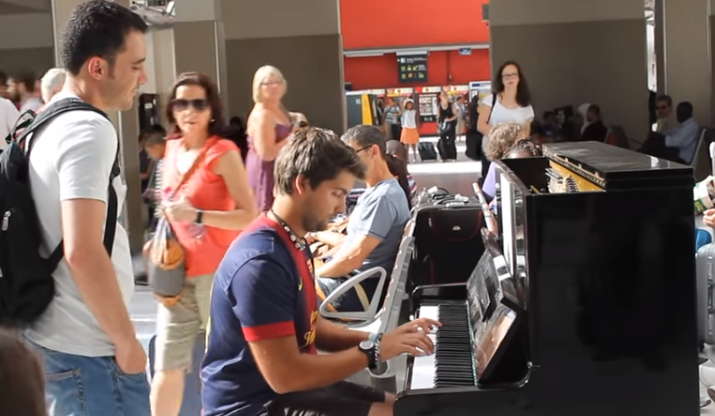 Two strangers at a Parisian train station joined forces on the piano to entertain a crowd of onlookers, and it makes you feel good just watching it!