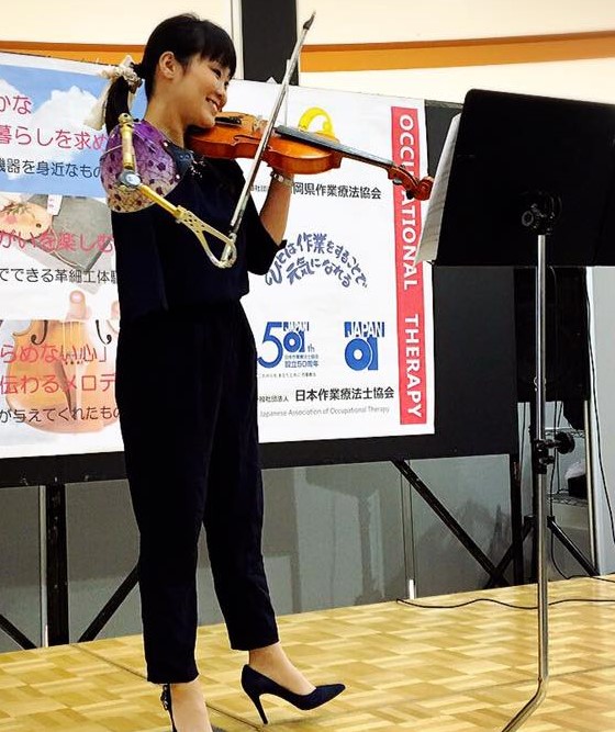 manami ito playing violin
