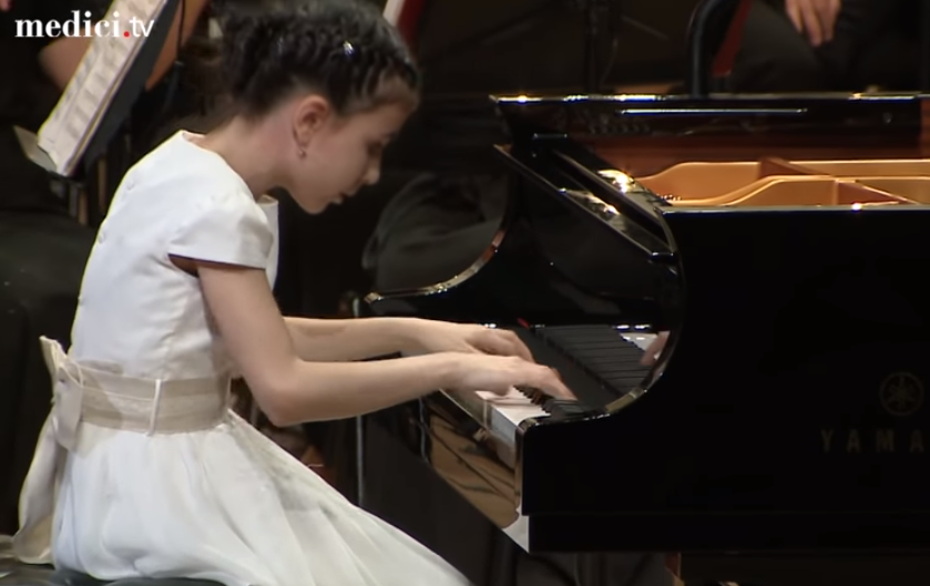 alexandra-dovgan-young-pianist