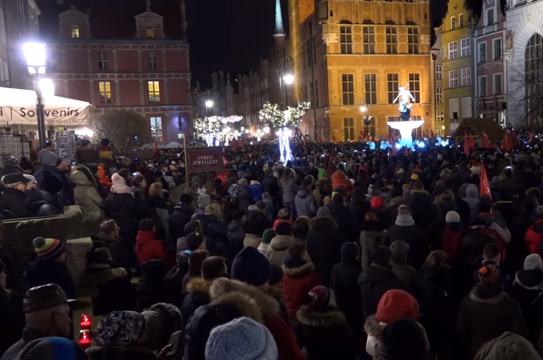 crowd at Adamowicz's vigil