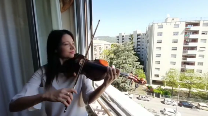 lisa plays violin