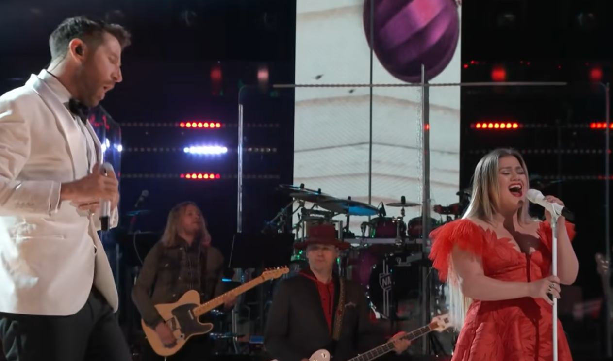 Kelly Clarkson And Brett Eldredge Release New Holiday Song And It's An Instant Classic