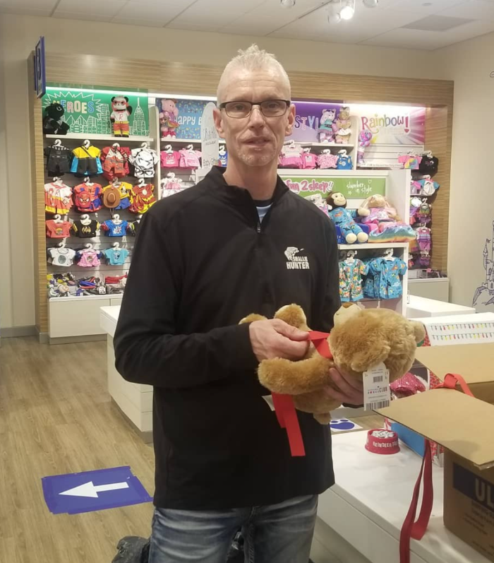 Charlotte Checkers deliver teddy bears to sick children