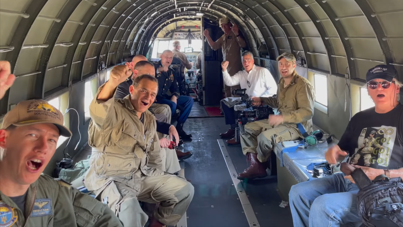 soliders in unvirom cheering in plane