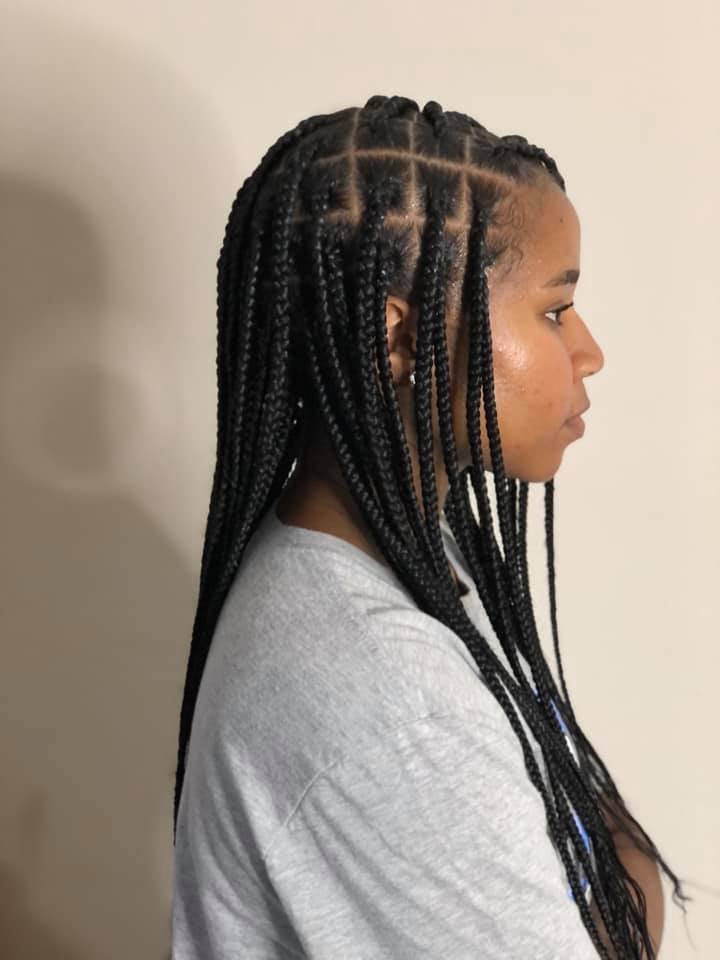 This single mom is braiding kids' hair for free to help other struggling  parents