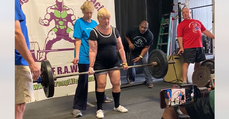 100-year-old powerlifting in gym