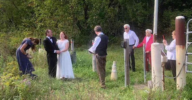 couple getting married across us-canada border