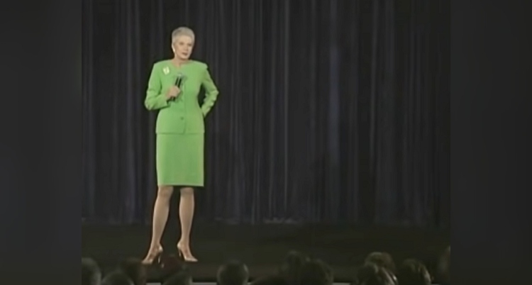 Jeanne Robertson on stage