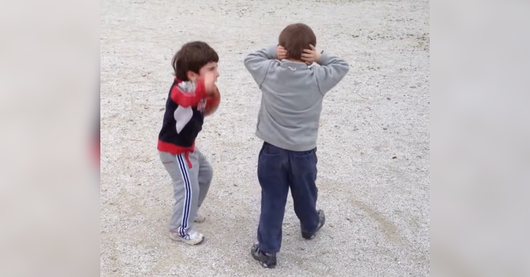 2 kids fighting in Italian