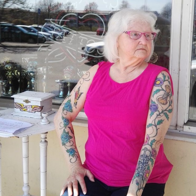 90-Year-Old Grandma Gets Tattoo With Granddaughters to Celebrate Milestone  Birthday - Happilynews.com