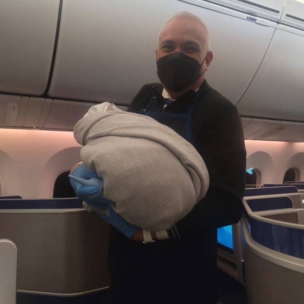 doctor delivers baby on airplane