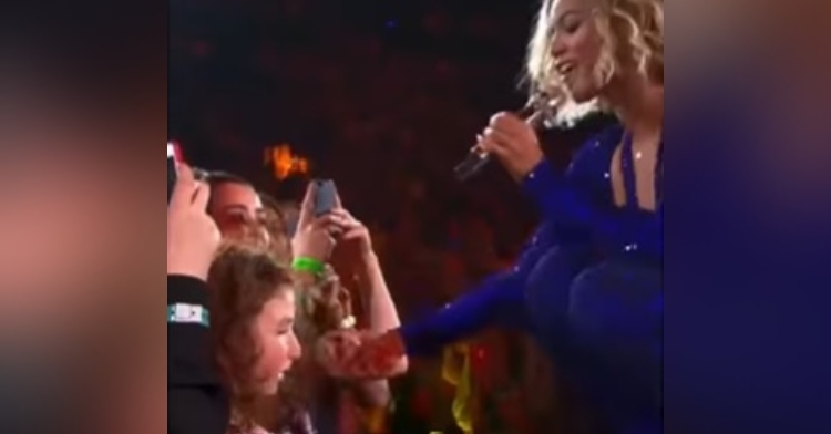 beyonce sings to blind child