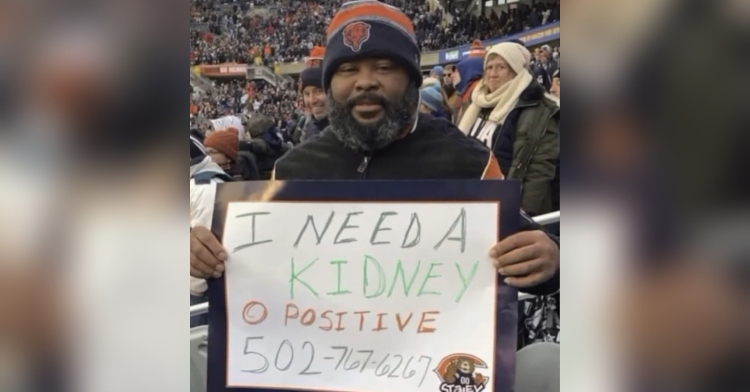 a man named marcus edwards holding up a sign that reads "I need a kidney o positive" while at a chicago bears game