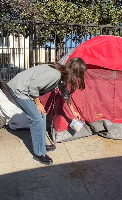 https://www.inspiremore.com/wp-content/uploads/2022/03/jennifer-garner-ziplock-for-homeless-5.jpg