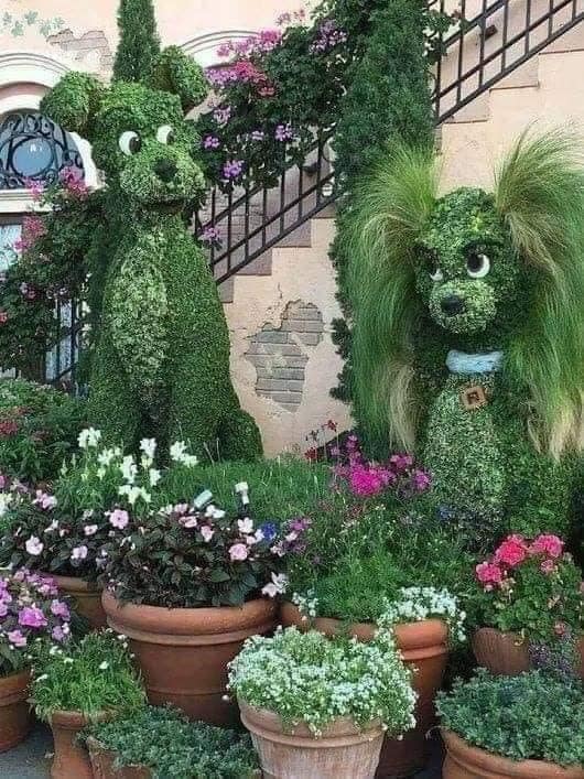 creative topiary of the lady and the tramp
