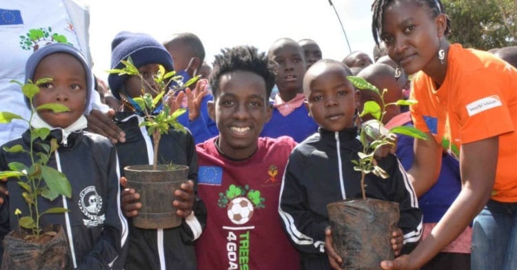 Lesein Mutunkei plants trees with young kids.