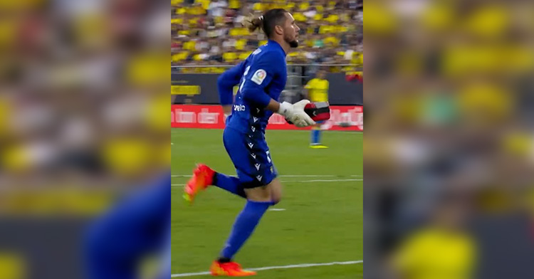 jeremías conan ledesma running across the field during a paused game with a defibrillator in his hand.