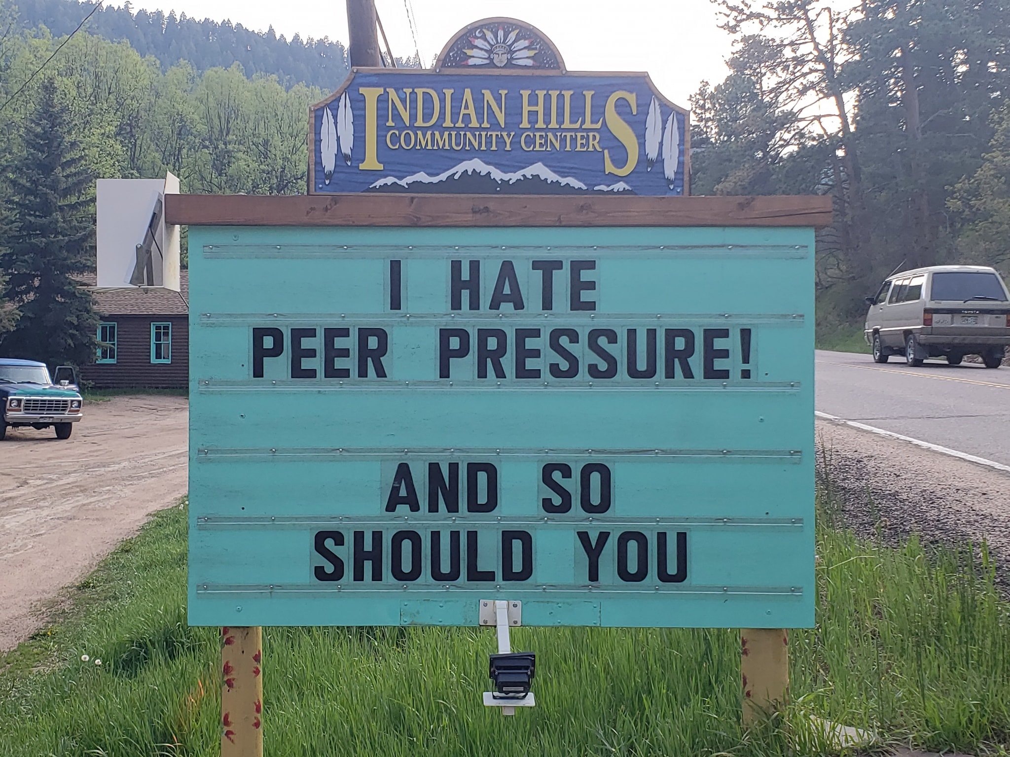community sign that says: "I hate peer pressure! And so should you."