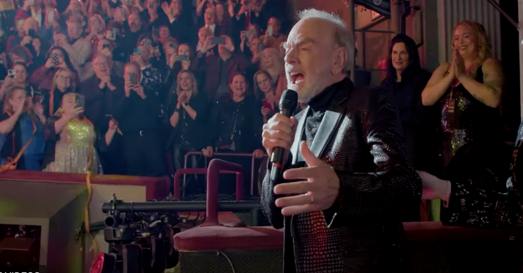 neil diamond singing in a surprise performance in broadway.