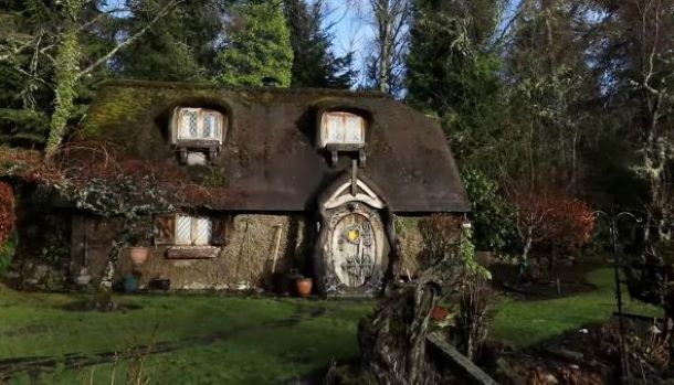 A cottage in northern Scotland that looks like a Hobbit hole from the outside