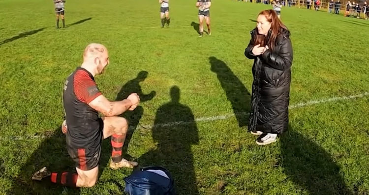 Chris Robinson proposes to Amanda Tuckwell on rugby pitch
