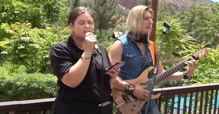 A waitress delivered an amazing performance of a Fleetwood Mac song.