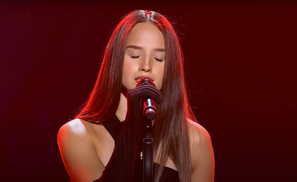 Teen talent Sihana Haxhnikaj singing in blind audition.
