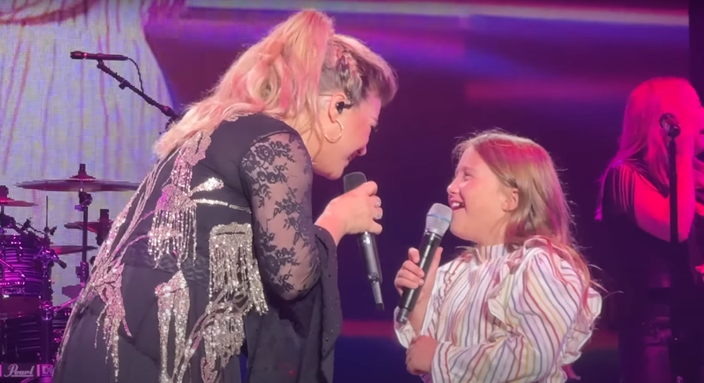 Kelly Clarkson and daughter duet.