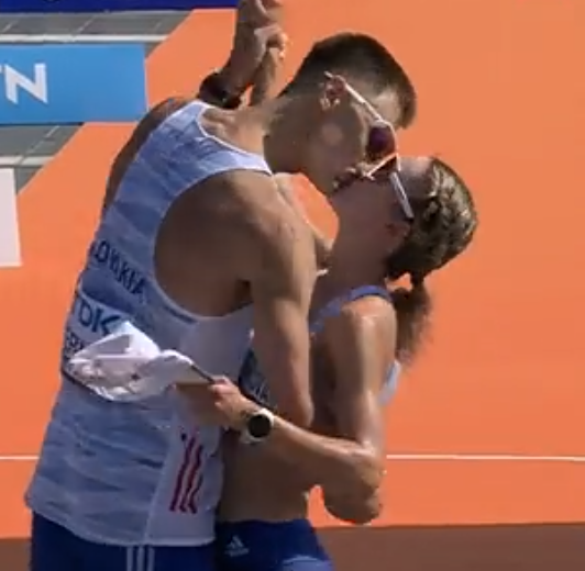 An athlete surprised his partner with a proposal after their big race. 