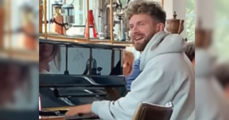 A pianist surprised the patrons at a coffee shop.
