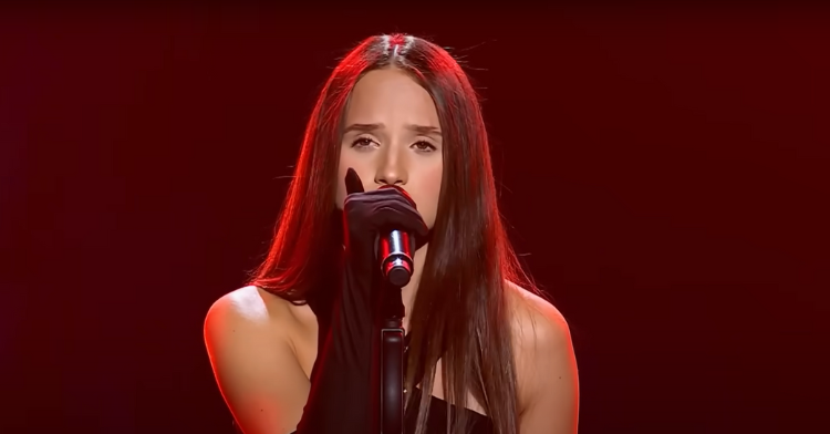 Teen talent Sihana Haxhnikaj singing in blind audition.