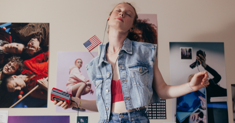 Girl dressed in 90s fashion listening to music.