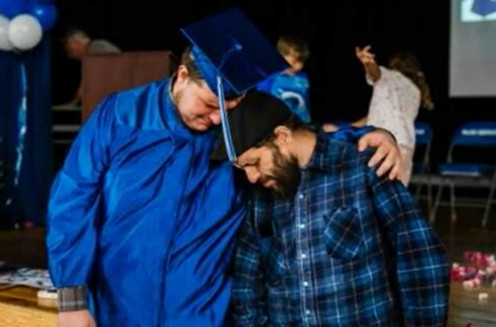 Father and son shared an emotional moment at the graduation ceremony. 