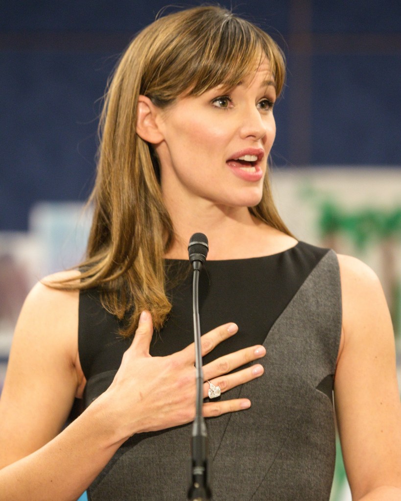 Jennifer Garner shares a few words in public.