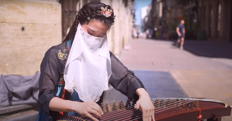 Girl performs Michael Jackson's "Smooth criminal" on a chinese musical instrument.