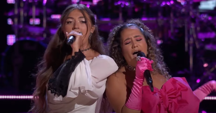 Nini Iris and Sophia Hoffman stand back to back as they sing on "The Voice"