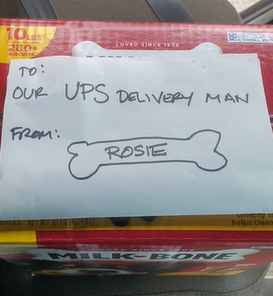 A dog's owners left a note for their delivery driver. 