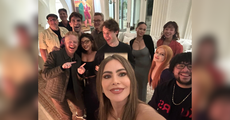 cast of modern family in selfie